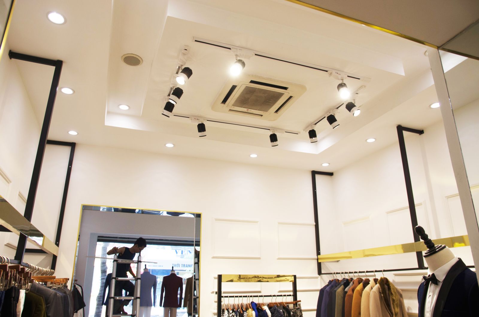 Đèn LED rọi cho cửa hàng thời trang 